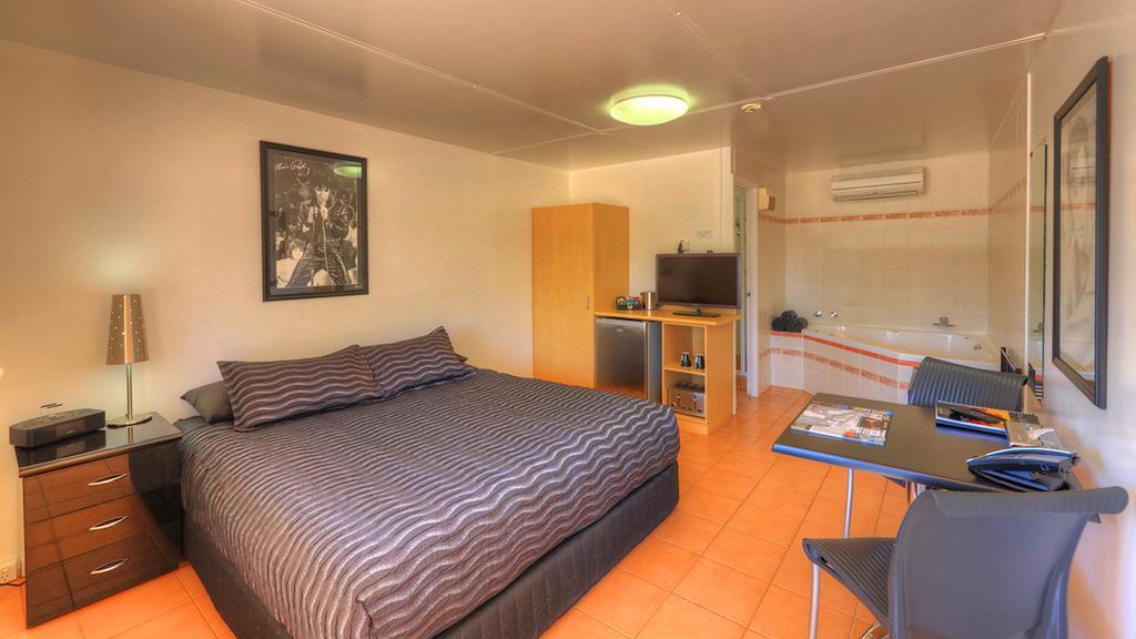 Halls Creek Motel Exterior photo
